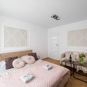 https://komfortowy-apartament-na-chmielnej-100-m-od-dworca.warsawhotelspoland.com